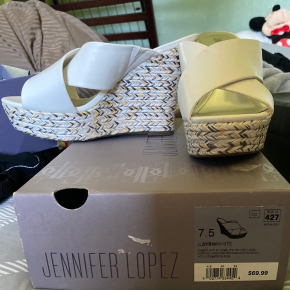 2 pairs women’s heels (Jennifer Lopez) & (INC) - Picture 7 of 7